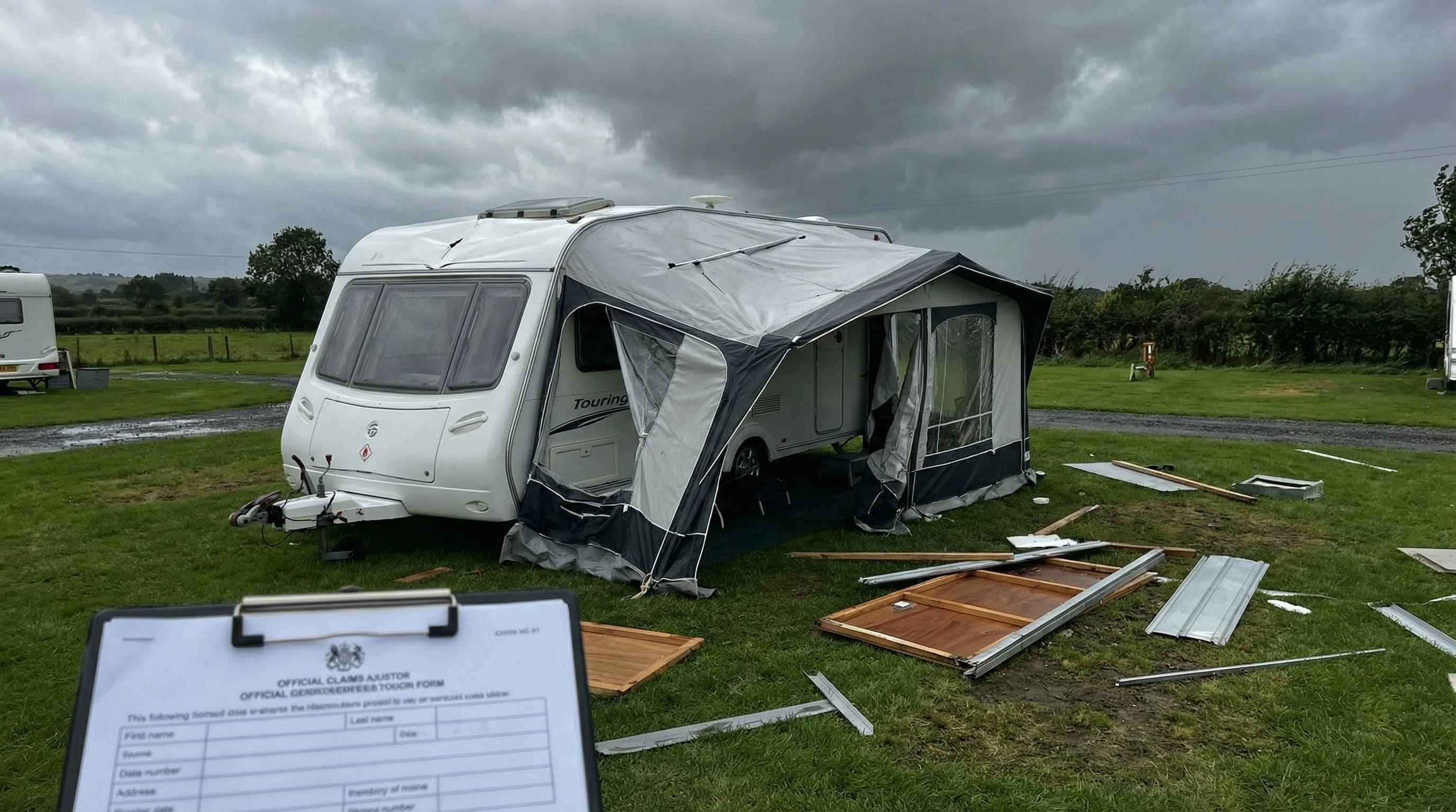 Sturm zerstört Markise und Dach